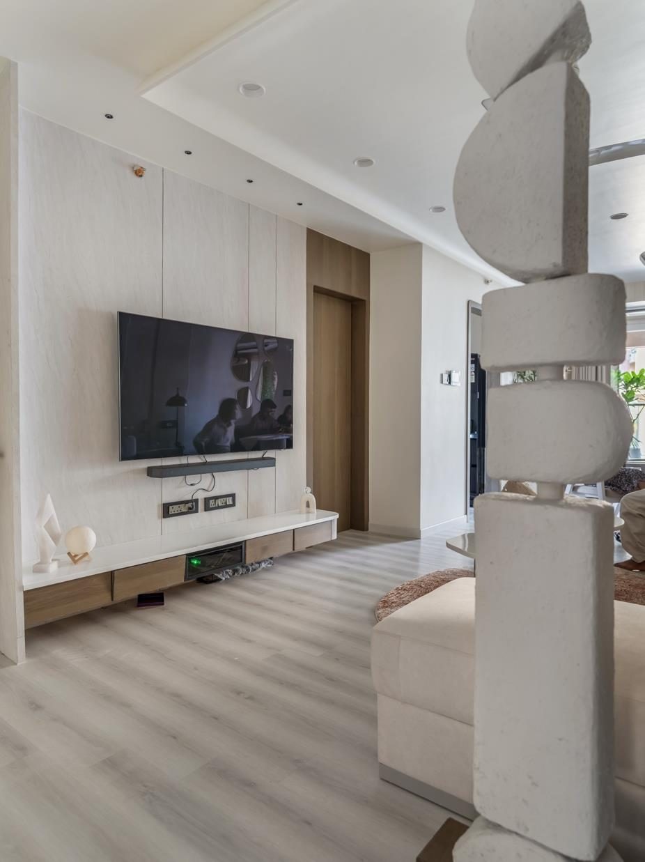 Kamble's Residence — Living room, sculpted column